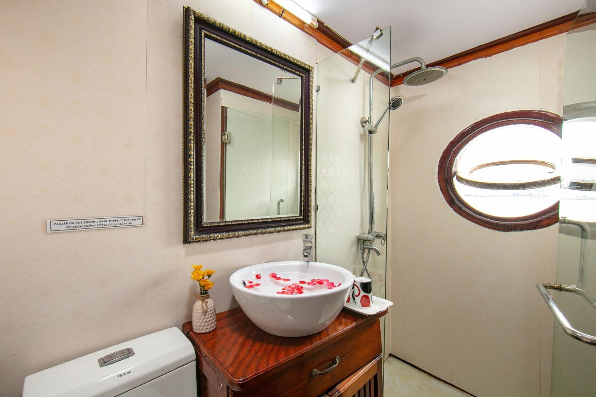 Hotel Fantasea Imperial Cruise Ha Long Exterior foto